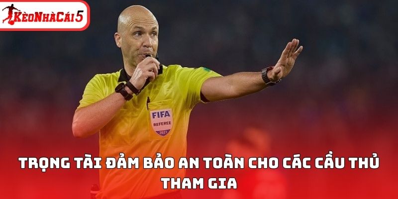 Trọng tài đảm bảo an toàn cho các cầu thủ tham gia